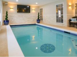 Texas Vacation Rental with Private Heated Pool!, מלון בדה קולוני