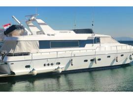 Luxury Vacations, Accommodation, alojamiento en un barco en Nea Peramos