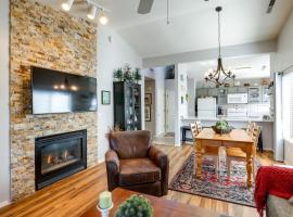 Cozy Flagstaff Retreat with Fireplace and Gas Grill!，弗拉格斯塔夫的公寓