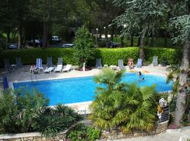 La Vieille Tour, hotel v destinaci Salavas
