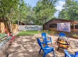 Spacious home near downtown with Hot tub Movie Theater and Arcade, hotel en San Antonio