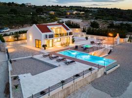 Amazing Home In Splitska- Supetar With Outdoor Swimming Pool, prázdninový dům v destinaci Donji Humac