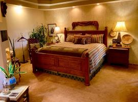 Yellowstone Cattle Baron EnSuite, Private Entrance & Parking - Prairie Rose B&B, hotel in Cheyenne