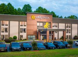 La Quinta Inn & Suites by Wyndham Fayetteville I-95, viešbutis mieste Fajetvilis