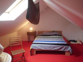 chambre chez l'habitant maison ancienne rouge，Ivoy-le-Pré的有停車位的飯店