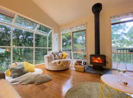 Sassafras Treehouse Private home in the Dandenong Ranges, Victoria، فندق يسمح بالحيوانات الأليفة في Sassafras