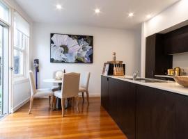 Eggie's Nest - Luxury City Apartment, hotel dekat ANZAC Bridge Sydney, Sydney