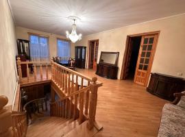 M&M Guest House, hotel with parking in Gori