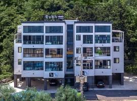 Holy Moly Pension, hotel in Pohang