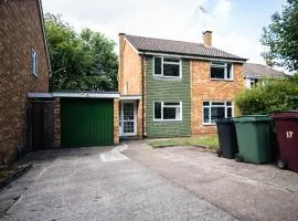 Charming 6-Bed House in Reading