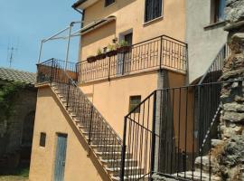 Casetta con camino per pellegrini e camminatori, hotel con estacionamiento en Cantalice