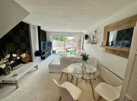 Fantastic 2-Bed House with Parking - Hosted by Hutch Lifestyle, viešbutis mieste Leamington Spa