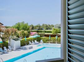 ISA-Residence with swimming-pool at only 450 meters from the beach, leilighetshotell i Mazzanta