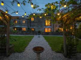 Threshing Barn at East Trenean Farm -Stunning Cornish Cottage sleeping 6 with hot tub, private garden, rural views and EV facilities, hotel in East Looe