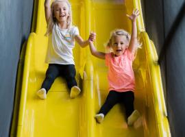 아니프에 위치한 호텔 Momentum Hotel