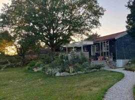 House with a lovely nature garden close to the sea, hytte i Sörtegen