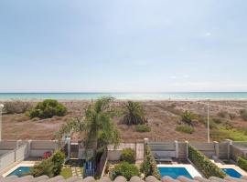 Global Properties, Adosado en primera linea de playa con vistas al mar、サグントのホテル