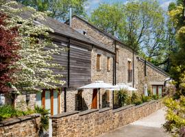 Corn Barn at East Trenean Farm -Luxury Cornish Barn Conversion sleeping 8 with hot tub, private garden, rural views and EV facilities, vacation home in Looe