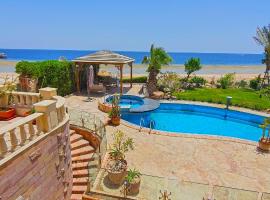 Luxury Seafront Pool Villa - 3 Stories & Roof floor - All Master Bedrooms, holiday home in Hurghada