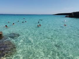 Casa Levante a 75 mt dalla spiaggia, family hotel in Monopoli