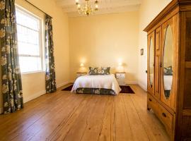 Charming Historical Cottage, huoneisto kohteessa Graaff-Reinet