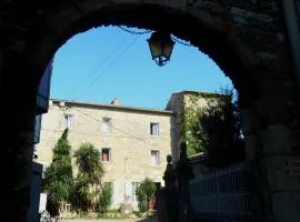 Logis de La Meschaussée, dans donjon du XIe siècle