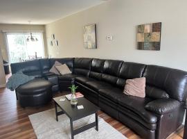 Stylish, Cozy Corporate Townhome with Pool!, hotel in Greensboro