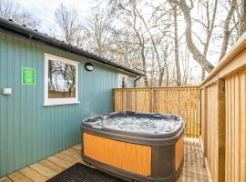 Gorse Lodge 9 with Hot Tub, apartment in Belladrum