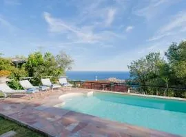 Amazing Apartment w/ Private Parking & Pool