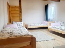 Apartamenty i pokoje gościnne pod lasem，納達金的飯店