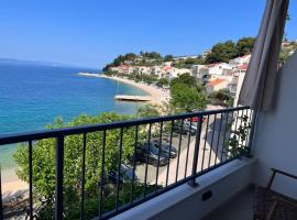 Beachfront Comfort Apartments SINAJKO, bed & breakfast a Podgora