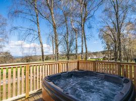 Heather Lodge 1 with Hot Tub, hotel in Belladrum