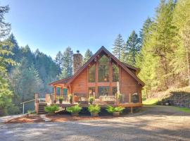 Luxe Cabin in the Woods Walk to Lake!, villa in Gaston