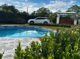 Casa bella de campo Wifi billar piscina bolirana !privado!, hotel v destinaci Carmen de Apicalá