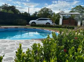 Casa bella de campo Wifi billar piscina bolirana !privado!, chata v destinácii Carmen de Apicalá