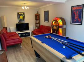Sandy Bottom - 4B op. dunes, Pool Table & Juke Box, holiday home in Camber