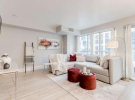 Stunning 1BR and Den Sleeps 6 Steps From CN Tower, hotel di Toronto