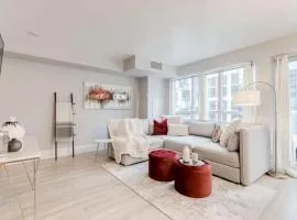 Stunning 1BR and Den Sleeps 6 Steps From CN Tower