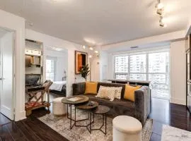 3BR Rooftop Pool Gym Steps to MTCC and CN Tower with Parking