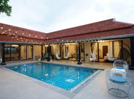 Villa lakefront w/private pool, hotel com estacionamento em Nong Prue