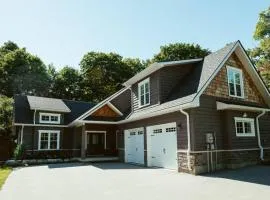 Beach House 5 Star Gem with a Muskoka room and Yoga Studio