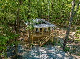 Coyote Cabin at Woodland Retreat at DeSoto beside DeSoto State Park, pet-friendly hotel in Fort Payne