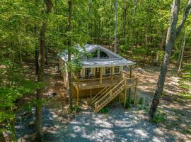 Coyote Cabin at Woodland Retreat at DeSoto beside DeSoto State Park, semesterboende i Fort Payne