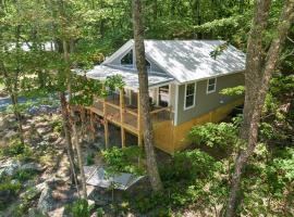 The Otter Box Cabin - 92 Acres Beside DeSoto State Park, pet-friendly hotel in Fort Payne