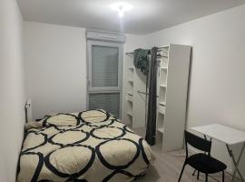 Chambre privée dans un appartement partagé, holiday rental in Drancy