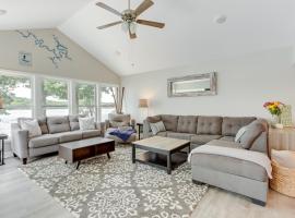 Dock and Sunset Views Lakeside Ozark Retreat!, hotel v destinaci Lake Ozark