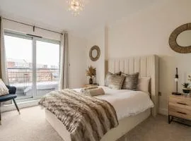 Inicio Stays - Cosy Penthouse in the City Centre - Free Secure Parking - With City & Canal Views - Wrap Around Balcony - Netflix