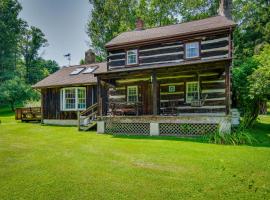 Historic Morrisdale Area Cabin with Deck and Fireplace, hotel v destinaci Morrisdale