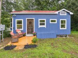 Pendergrass Tiny Home Cabin on Pond with Fire Pit!, vacation home in Braselton