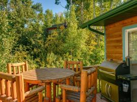 Viesnīca Star Valley Ranch Cabin Rental with Private Hot Tub! pilsētā Thayne